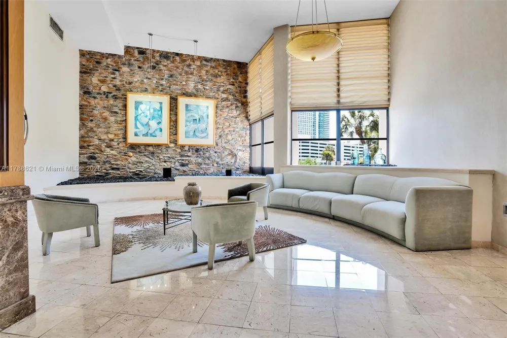 600 Parkview Dr #422(+DEN) Hallandale Beach, FL 33009