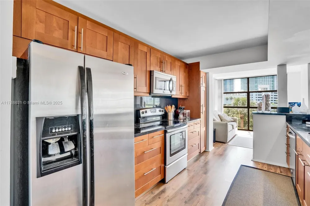 600 Parkview Dr #422(+DEN) Hallandale Beach, FL 33009