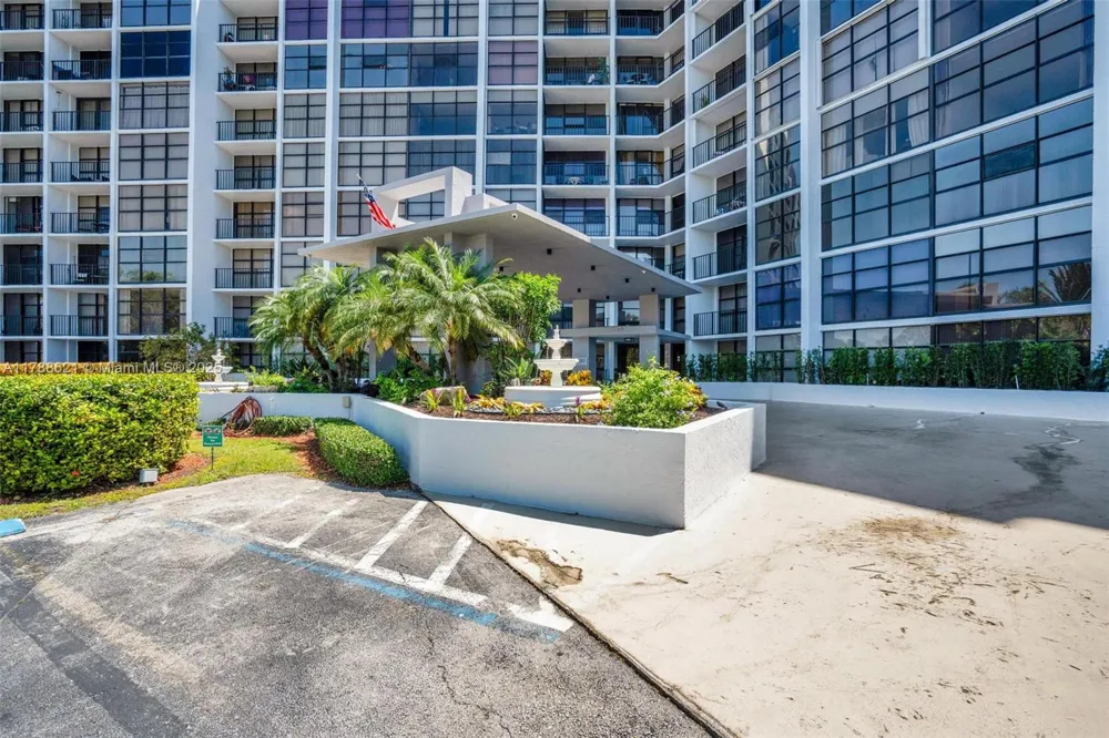 600 Parkview Dr #422(+DEN) Hallandale Beach, FL 33009
