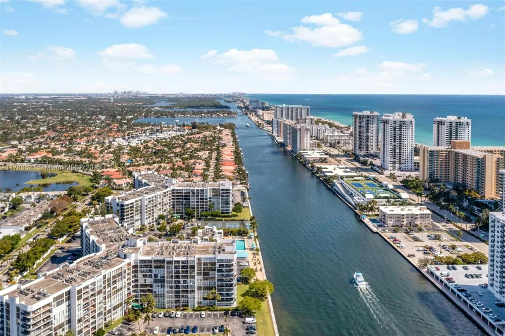 600 Parkview Dr #422(+DEN) Hallandale Beach, FL 33009
