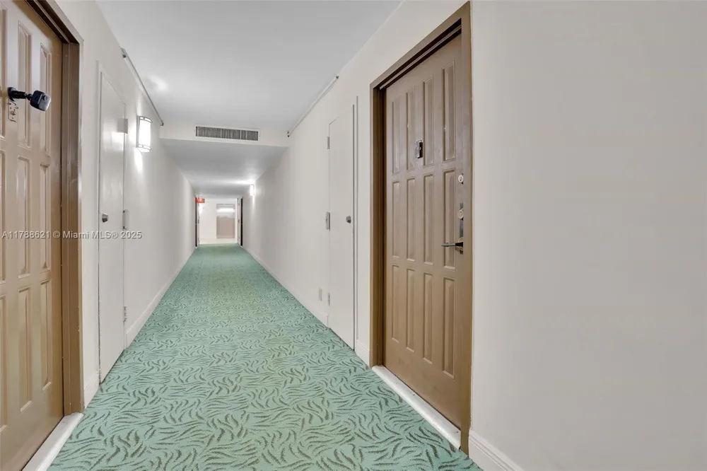 600 Parkview Dr #422(+DEN) Hallandale Beach, FL 33009