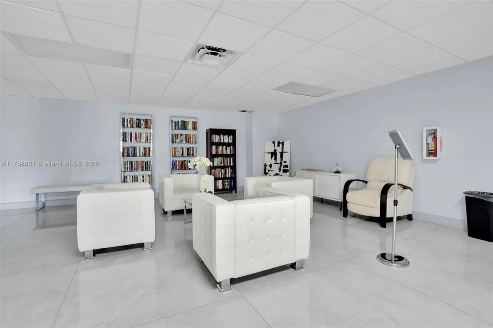 600 Parkview Dr #422(+DEN) Hallandale Beach, FL 33009