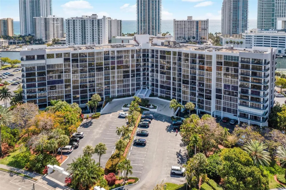 600 Parkview Dr #422(+DEN) Hallandale Beach, FL 33009