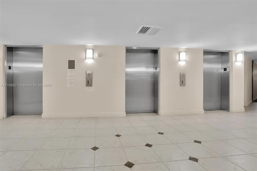 600 Parkview Dr #422(+DEN) Hallandale Beach, FL 33009