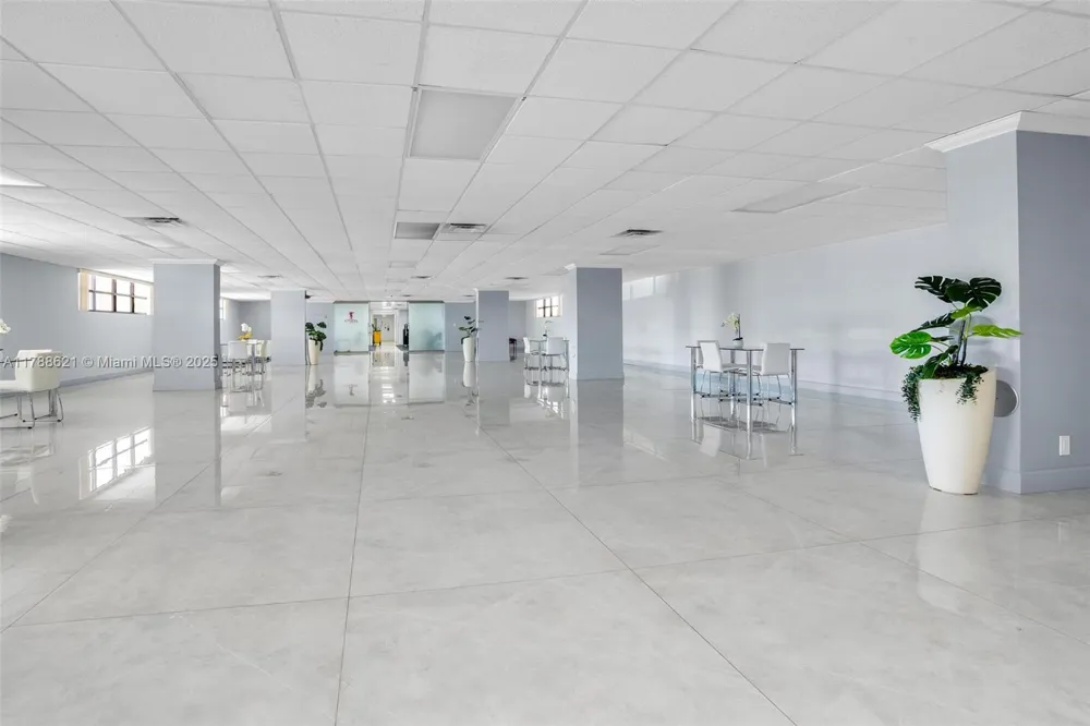 600 Parkview Dr #422(+DEN) Hallandale Beach, FL 33009