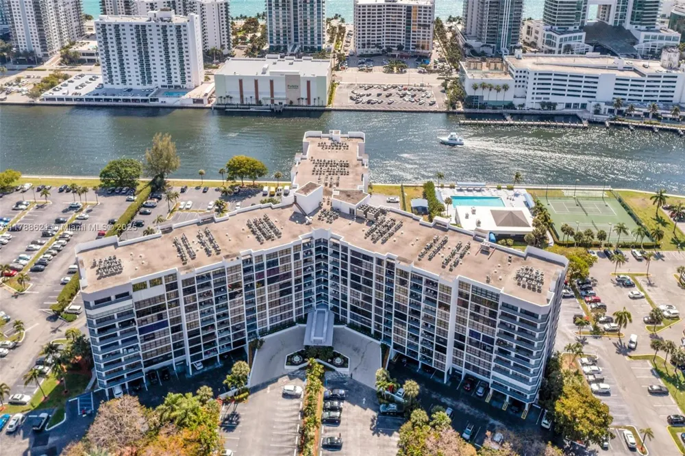 600 Parkview Dr #422(+DEN) Hallandale Beach, FL 33009