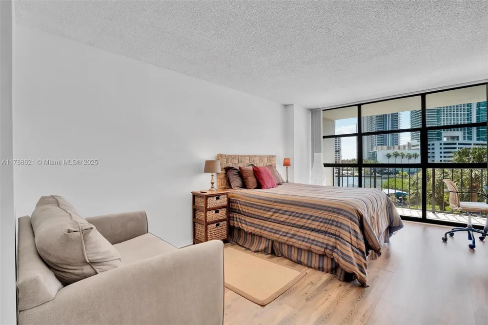 600 Parkview Dr #422(+DEN) Hallandale Beach, FL 33009