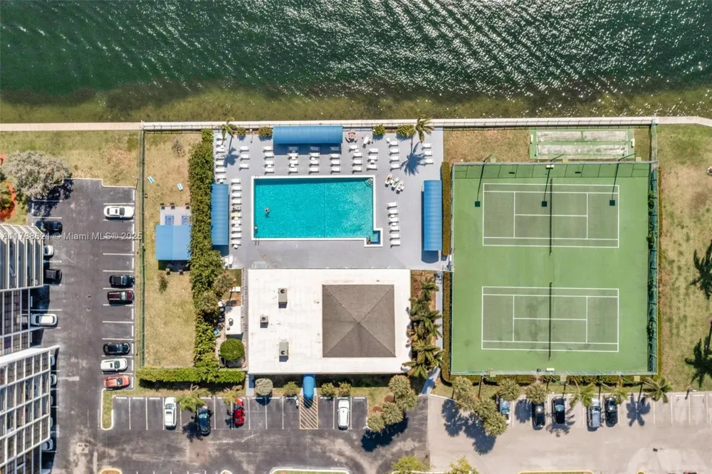 600 Parkview Dr #422(+DEN) Hallandale Beach, FL 33009