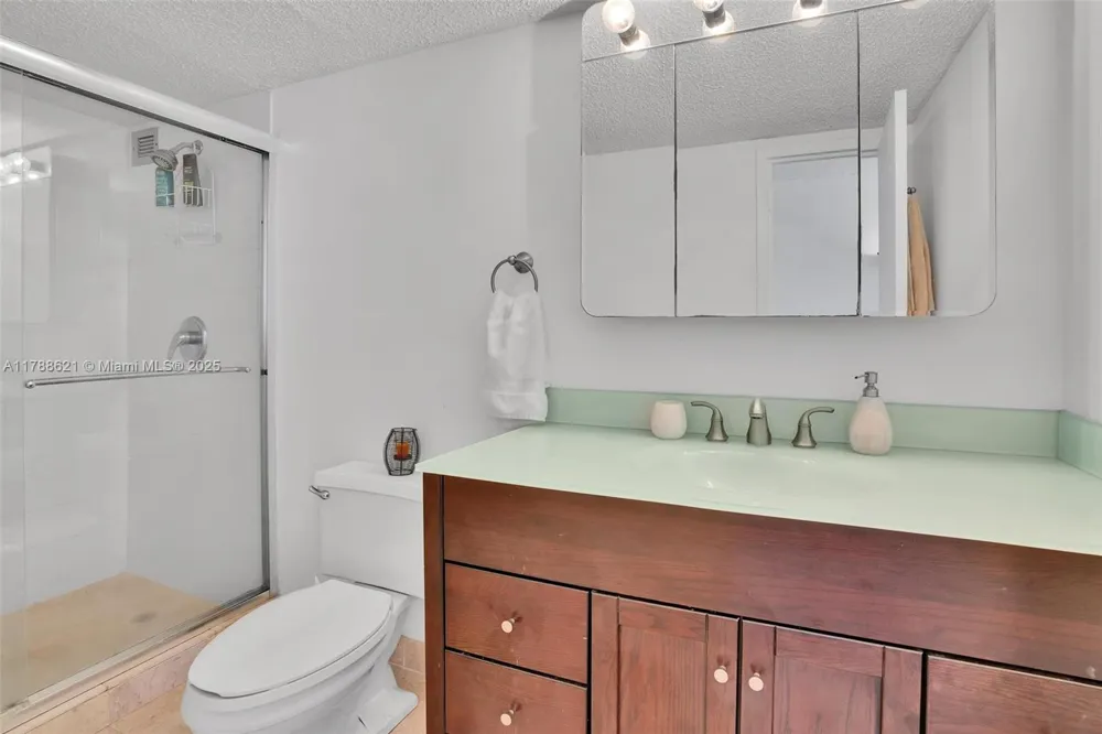 600 Parkview Dr #422(+DEN) Hallandale Beach, FL 33009