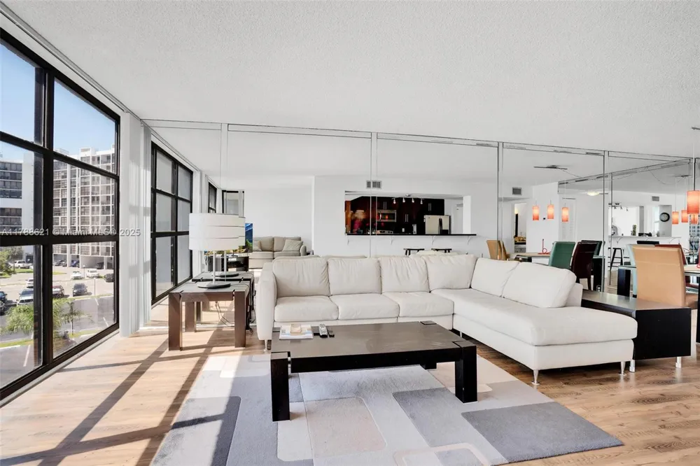 600 Parkview Dr #422(+DEN) Hallandale Beach, FL 33009