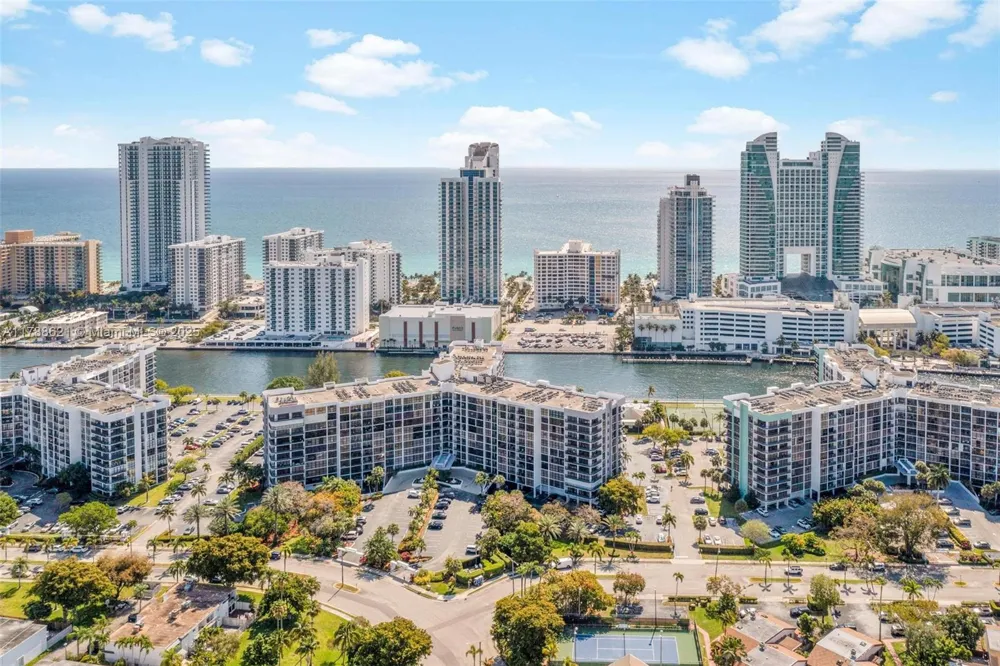 600 Parkview Dr #422(+DEN) Hallandale Beach, FL 33009
