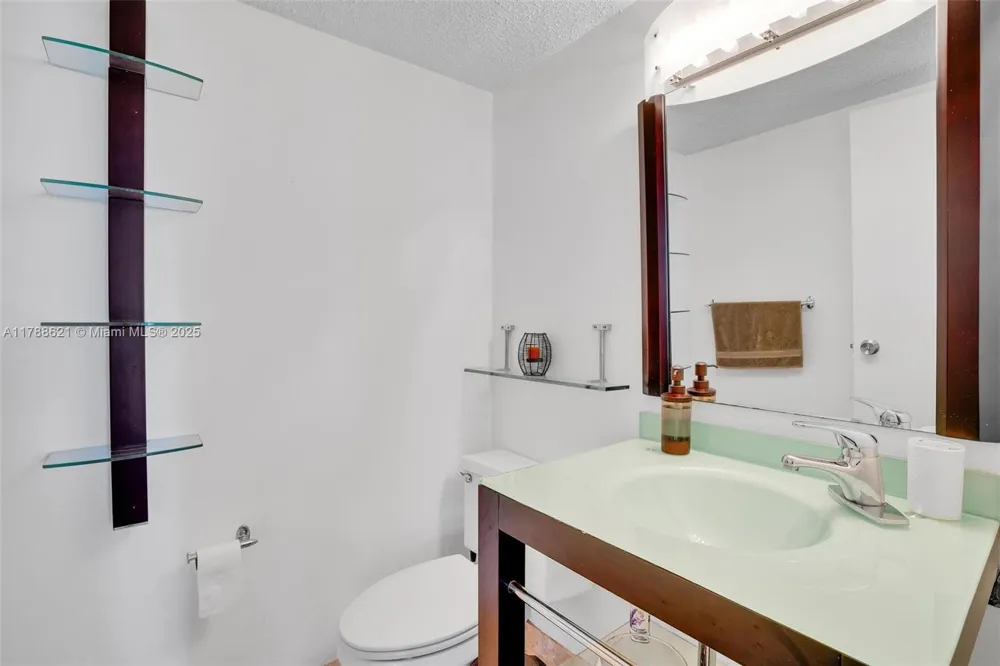 600 Parkview Dr #422(+DEN) Hallandale Beach, FL 33009