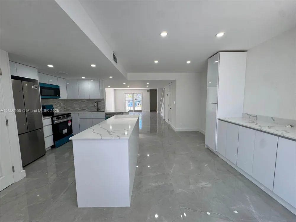 2318 NE 7th St #34 Hallandale Beach, FL 33009