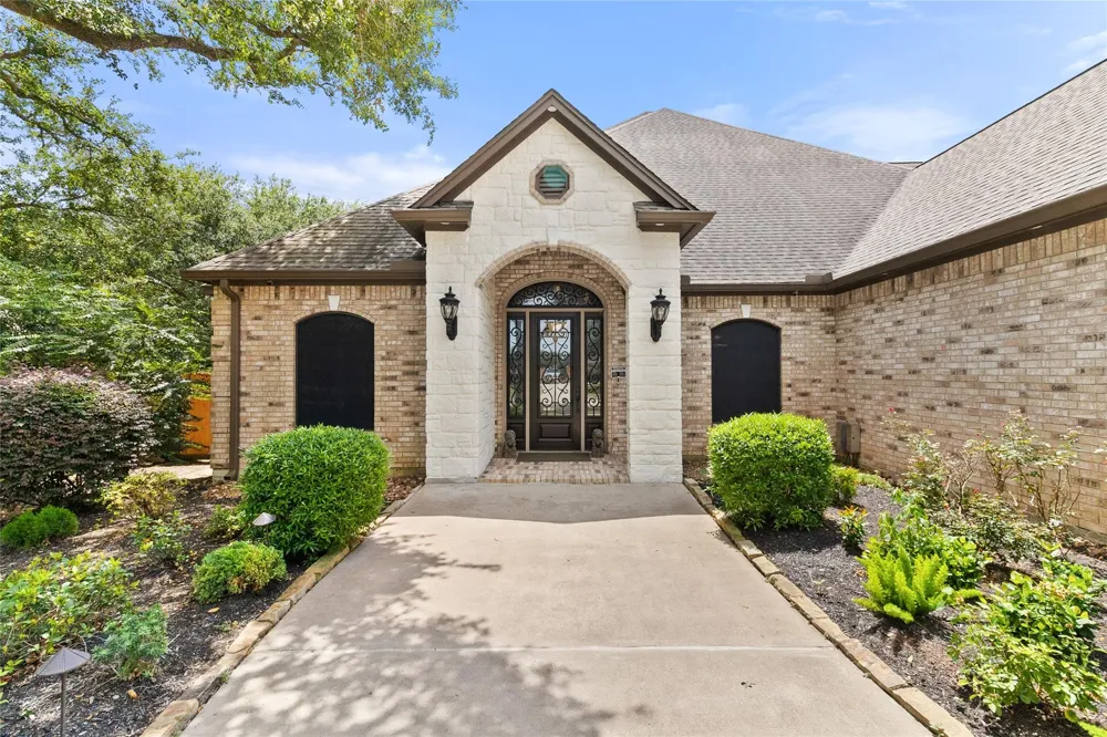 1105 Oak Park Drive Angleton, TX 77515