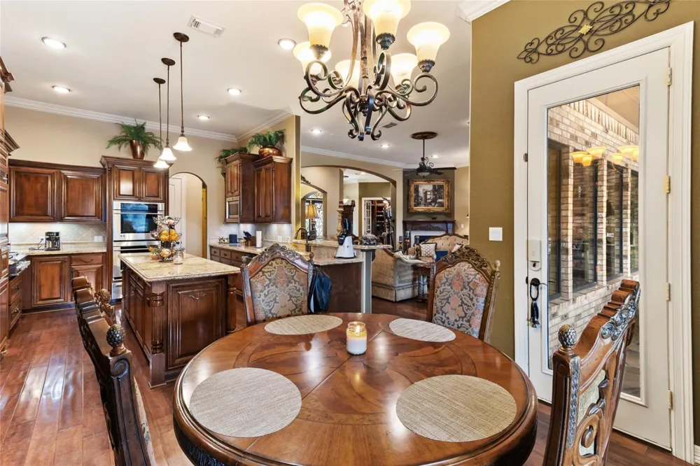 1105 Oak Park Drive Angleton, TX 77515