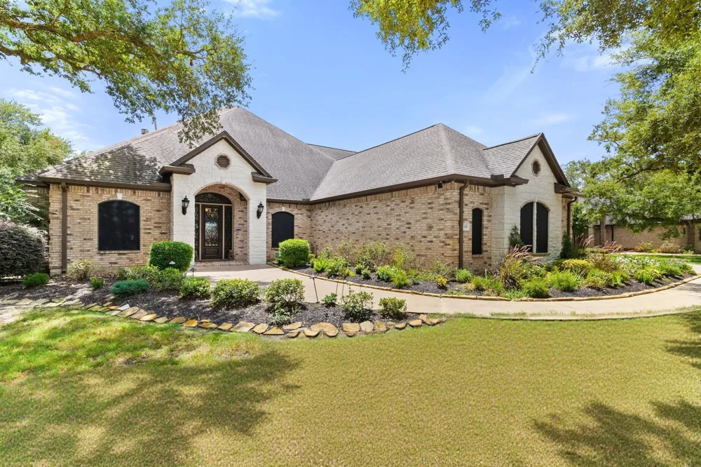 1105 Oak Park Drive Angleton, TX 77515