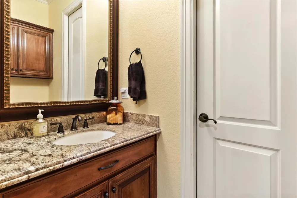 1105 Oak Park Drive Angleton, TX 77515