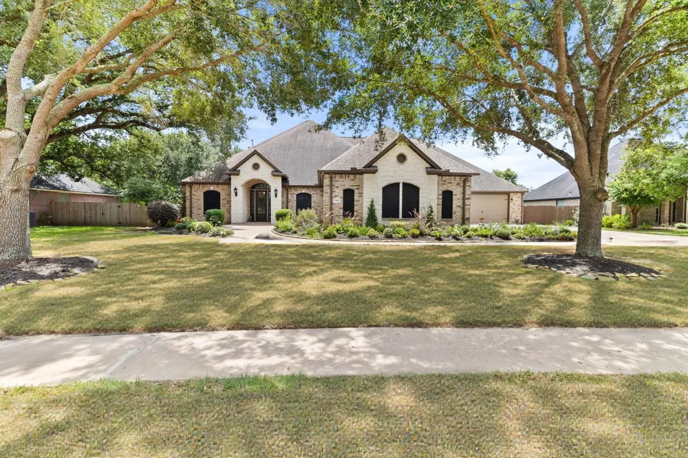 1105 Oak Park Drive Angleton, TX 77515