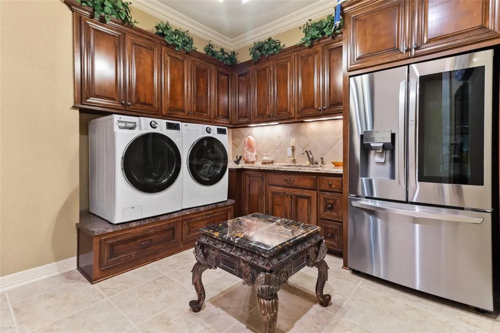 1105 Oak Park Drive Angleton, TX 77515