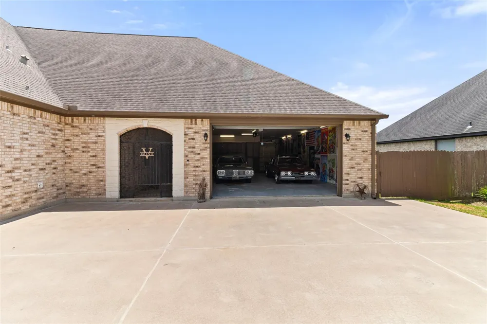 1105 Oak Park Drive Angleton, TX 77515