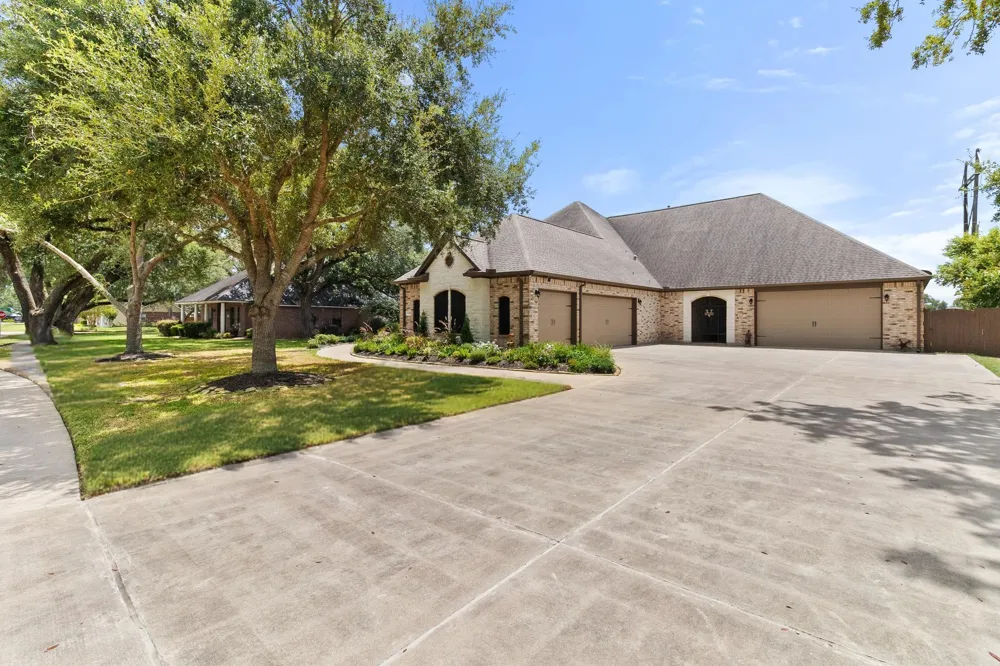1105 Oak Park Drive Angleton, TX 77515