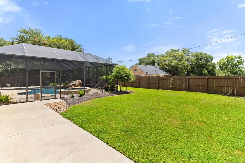 1105 Oak Park Drive Angleton, TX 77515
