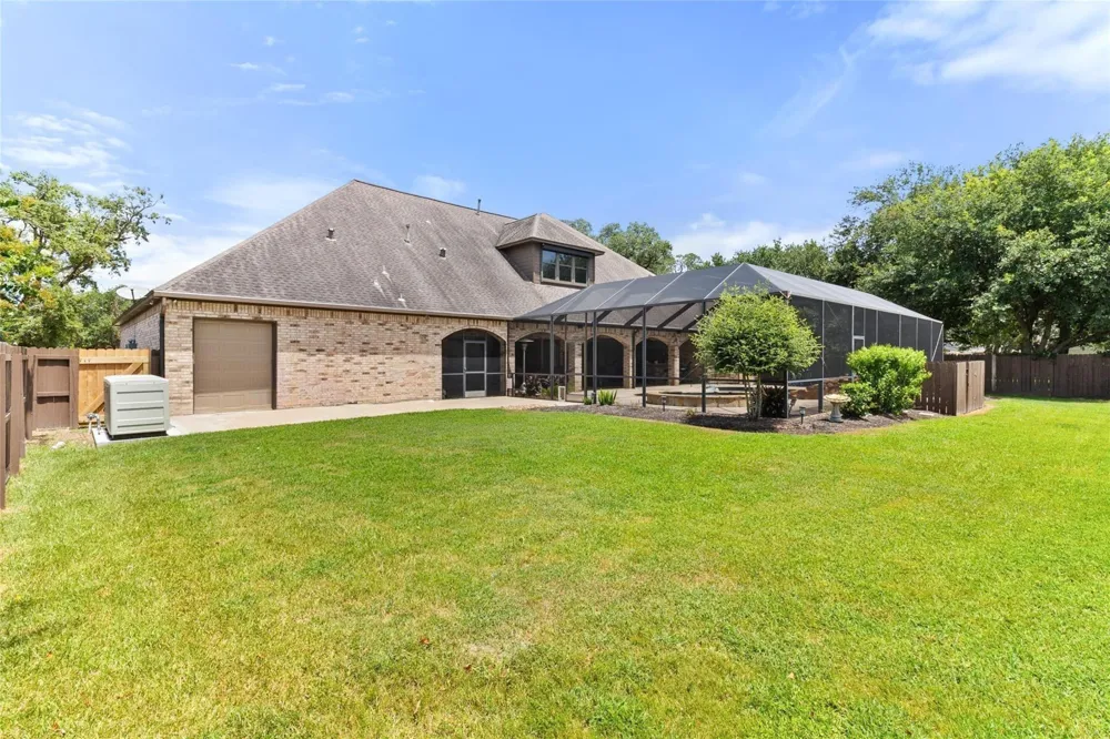 1105 Oak Park Drive Angleton, TX 77515