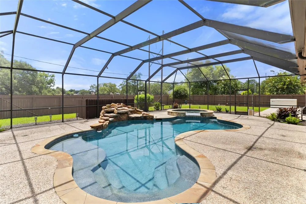1105 Oak Park Drive Angleton, TX 77515