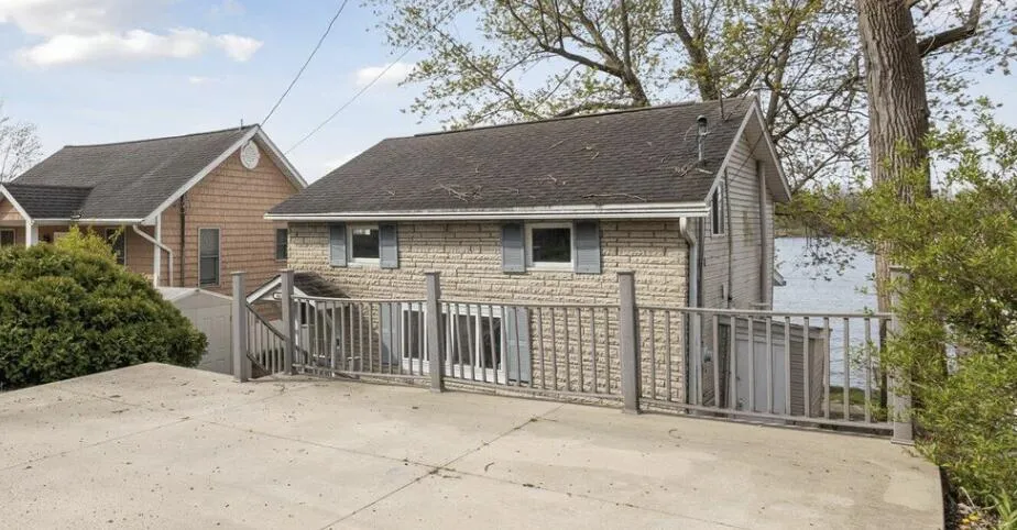 4 Dailey Rd Edwardsburg, MI 49112