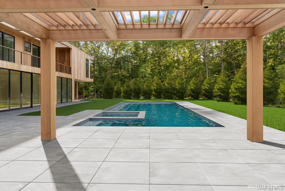 16 Arbor Path Amagansett, NY 11930