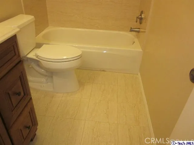 9542 Via Venezia Burbank, CA 91504