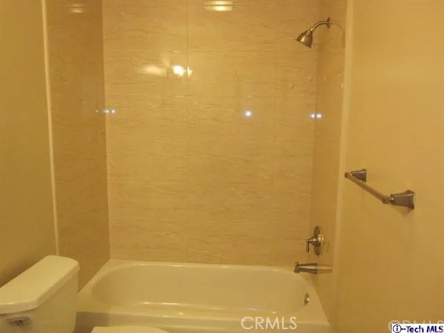 9542 Via Venezia Burbank, CA 91504