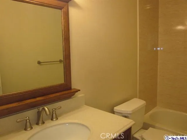 9542 Via Venezia Burbank, CA 91504