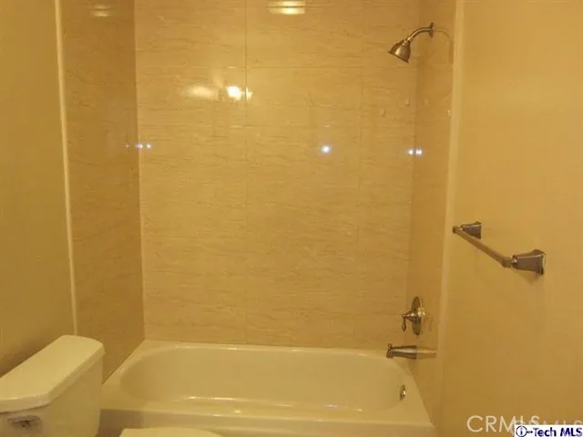 9542 Via Venezia Burbank, CA 91504