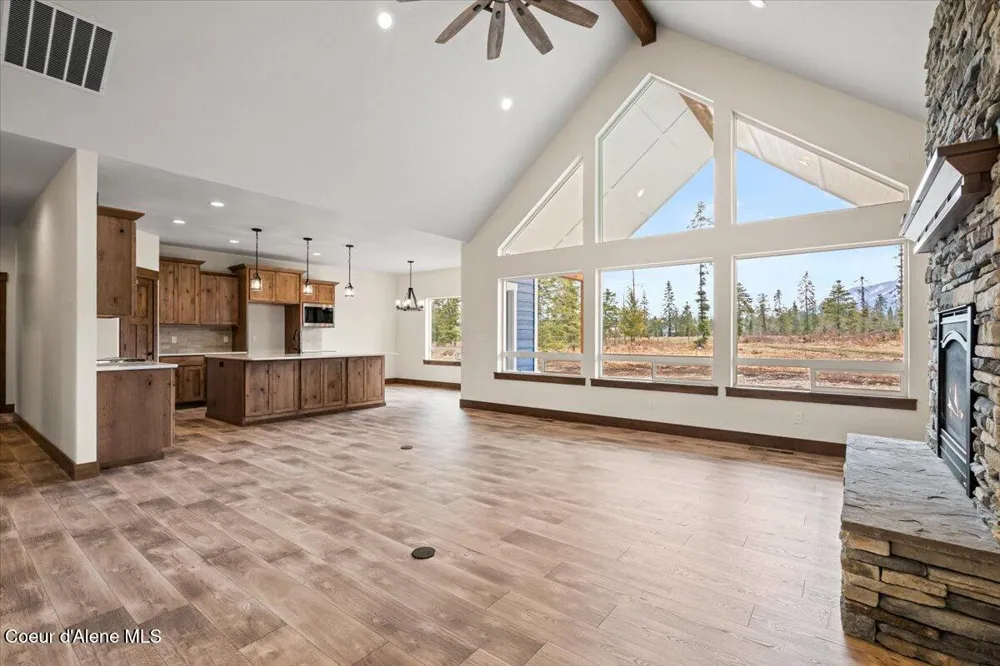 17372 W Kathleen Avenue Hauser, ID 83854