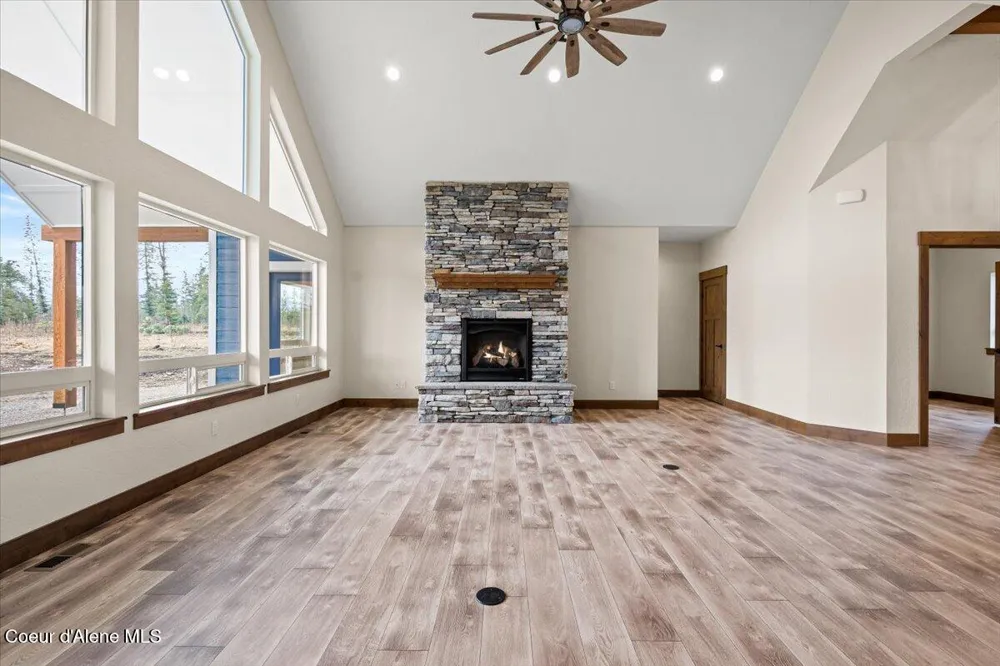 17372 W Kathleen Avenue Hauser, ID 83854
