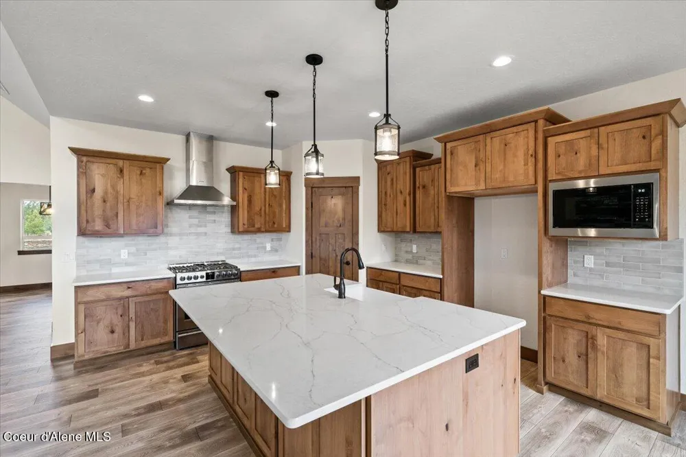 17372 W Kathleen Avenue Hauser, ID 83854