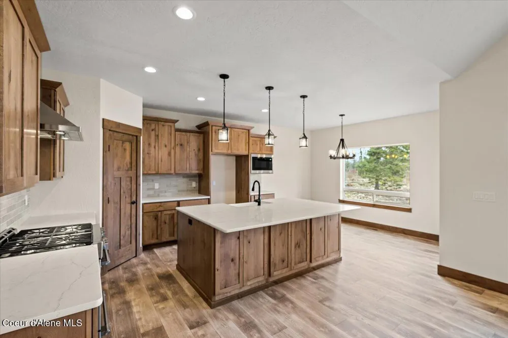 17372 W Kathleen Avenue Hauser, ID 83854