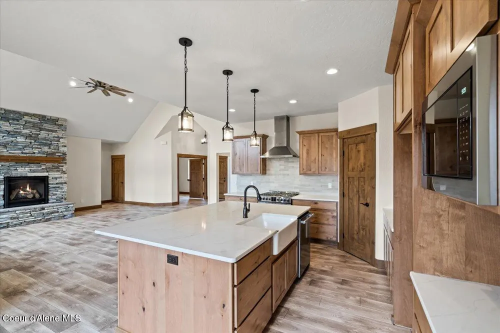 17372 W Kathleen Avenue Hauser, ID 83854