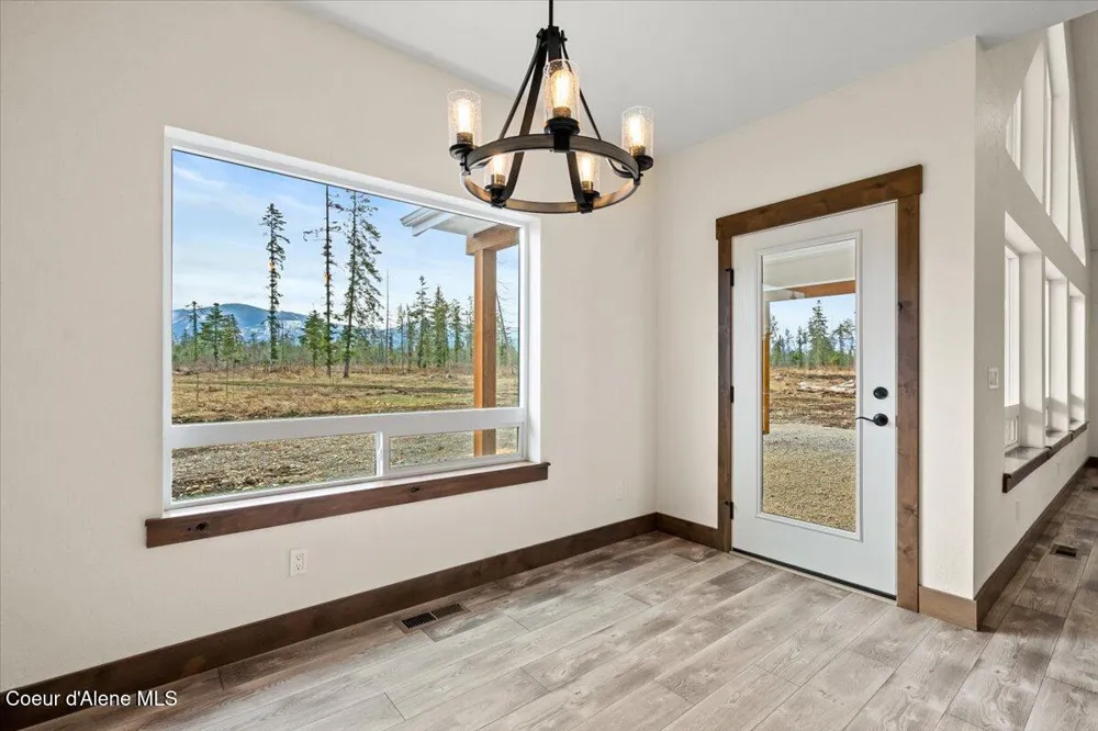 17372 W Kathleen Avenue Hauser, ID 83854
