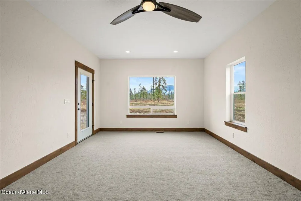 17372 W Kathleen Avenue Hauser, ID 83854