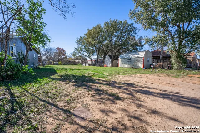 7988 E 5TH ST Somerset, TX 78069