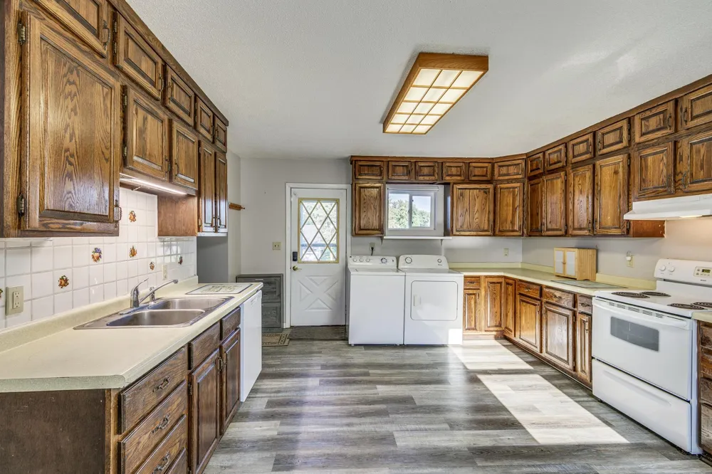 105 10th Street NW Plainview, MN 55964