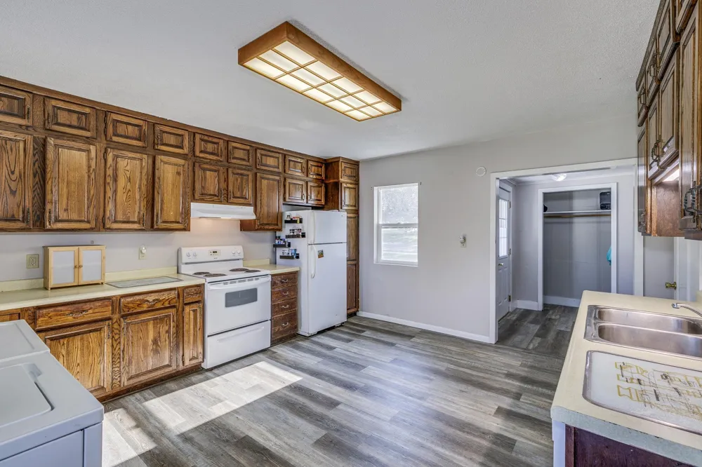 105 10th Street NW Plainview, MN 55964