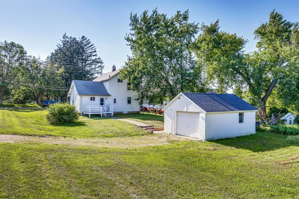 105 10th Street NW Plainview, MN 55964