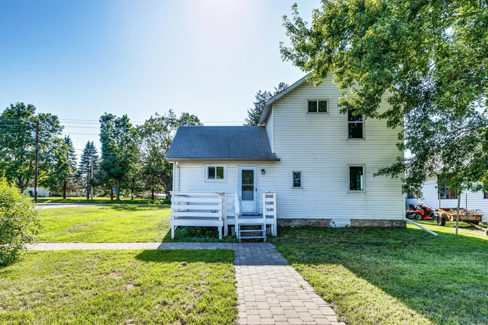105 10th Street NW Plainview, MN 55964