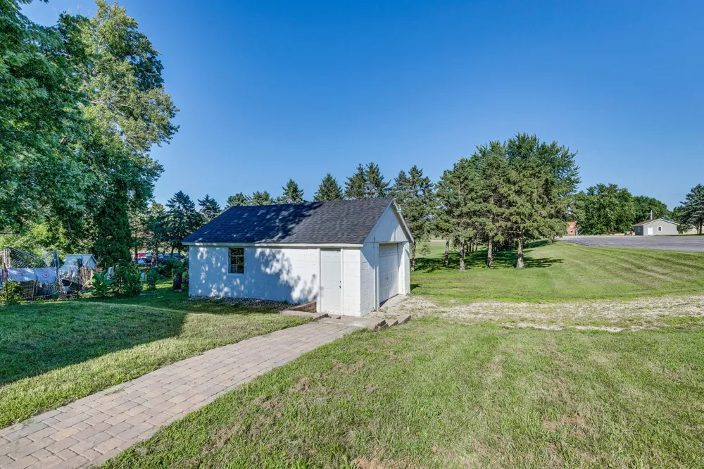 105 10th Street NW Plainview, MN 55964