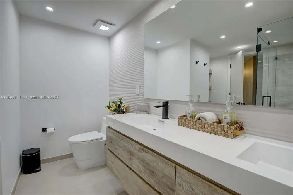 1121 Crandon Blvd #D1201 Key Biscayne, FL 33149