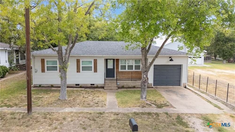 504 Arnim Moulton, TX 77975