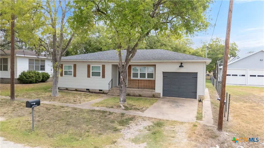 504 Arnim Moulton, TX 77975